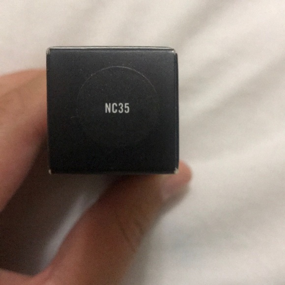 MAC Pro Longwear Concealer NC35 - Picture 2 of 3